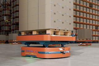 Roboty AMR prepravujú palety vo vnútri skladu