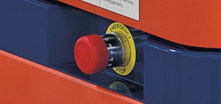 Každý robot AMR obsahuje bezpečnostné zastavovacie tlačidlá, ktoré po aktivácii spôsobia jeho úplné zastavenie