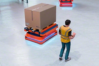 Roboty AMR dokážu rozpoznať prekážky a upraviť svoje trasy tak, aby sa im vyhli