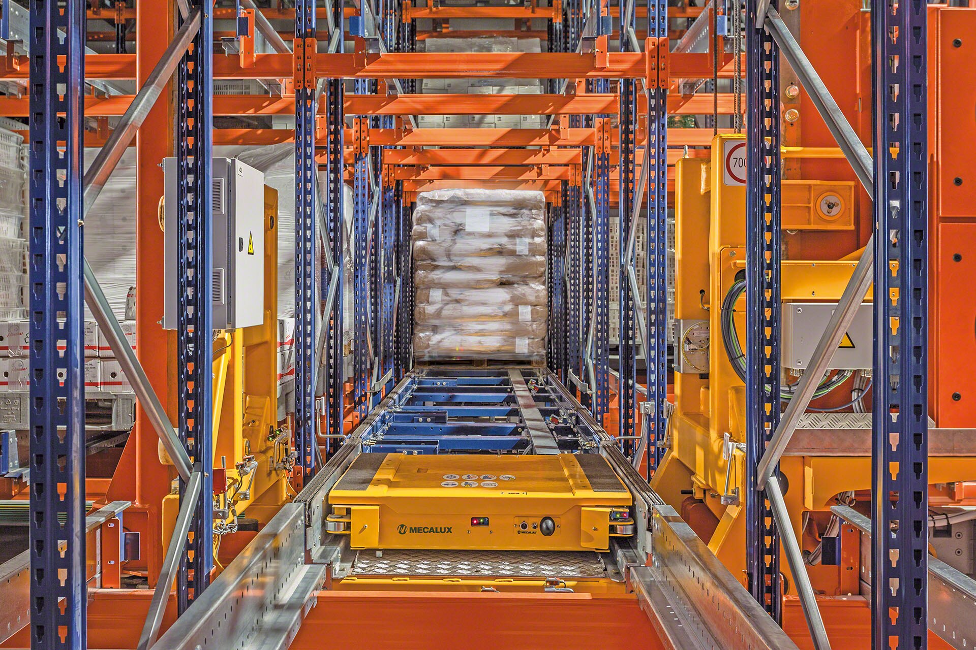 Vozík Pallet Shuttle vojde do skladovacích kanálov, aby zhustil palety