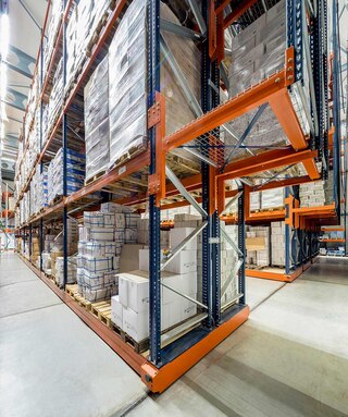 Chodník pre chodcov môže byť zriadený vedľa modulu najbližšieho pri stene a vybavený stanicami P&D Chodník pre chodcov môže byť zriadený vedľa modulu najbližšieho pri stene a vybavený stanicami P&D