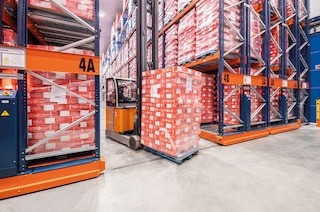 Šírka pracovnej uličky sa bude líšiť v závislosti od typu použitého vysokozdvižného vozíka Šírka pracovnej uličky sa bude líšiť v závislosti od typu použitého vysokozdvižného vozíka