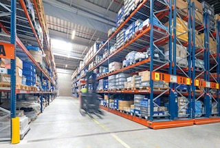 Mobilné paletové regály ponúkajú vysokú kapacitu a priamy prístup k tovaru Mobilné paletové regály ponúkajú vysokú kapacitu a priamy prístup k tovaru