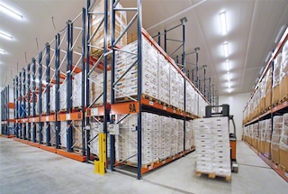 Keď vysokozdvižný vozík opustí uličku, operátor musí resetovať systém Keď vysokozdvižný vozík opustí uličku, operátor musí resetovať systém