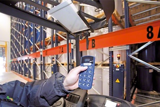 Operátor dáva príkaz na otvorenie pracovnej uličky v mobilnom regáli