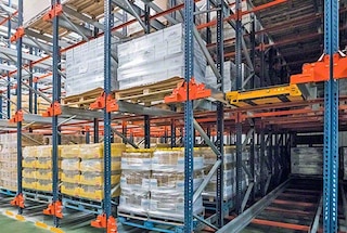 Pallet Shuttle od Mecalux sa odporúča pre zariadenia s veľkým počtom paliet na SKU
