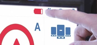 Upozornenie na slabú batériu indikuje, či je potrebné batériu vymeniť alebo dobiť