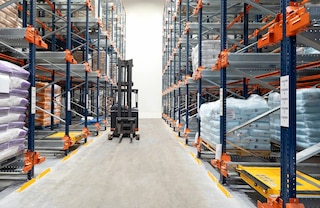 Regálový systém Pallet Shuttle je ideálnym riešením pre chladiarenské sklady, pretože zmenšuje plochu na chladenie