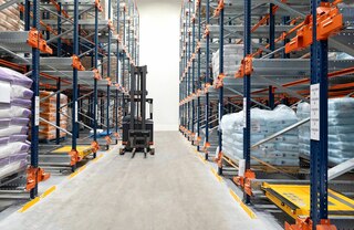 Regálový systém Pallet Shuttle je ideálnym riešením pre chladiarenské sklady, pretože zmenšuje plochu na chladenie