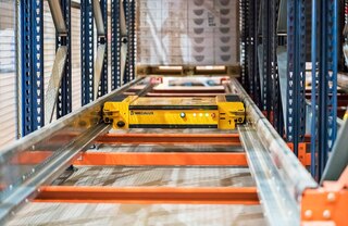Regálový systém Palett Shuttle automatizuje skladovanie a vyberanie paliet v hlbokých kanálov