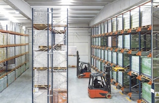 Skladovací systém Pallet Shuttle je možné kombinovať s nastaviteľnými paletovými regálmi