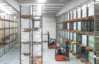 Skladovací systém Pallet Shuttle je možné kombinovať s nastaviteľnými paletovými regálmi