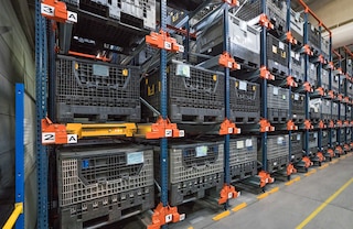 Systém Pallet Shuttle dokáže spravovať aj iné typy jednotkových nákladov, ako sú plastové koše