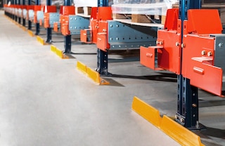 Predné chrániče ukazujú operátorovi hranicu, ktorú vysokozdvižný vozík nesmie prekročiť