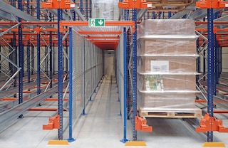 Je možné nainštalovať evakuačné/údržbové priechody, ktoré prechádzajú cez regál Pallet Shuttle