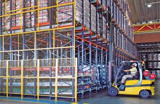 Spodná úroveň skladovacieho systému Pallet Shuttle môže byť vyhradená pre valčekové regály