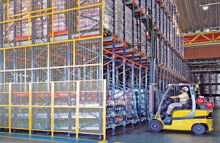 Spodná úroveň skladovacieho systému Pallet Shuttle môže byť vyhradená pre valčekové regály