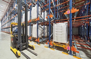Regálový systém Pallet Shuttle umožňuje skladovanie veľkých vriec