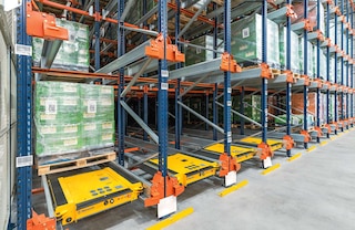 V systéme Pallet Shuttle môže súčasne pracovať viacero kyvadlových vozidiel