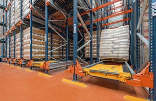 Systém Pallet Shuttle umožňuje skladovanie jedného špecifického typu SKU v každom kanáli