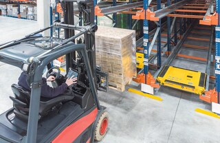 Operátori používajú vysokozdvižný vozík na umiestnenie palety pri vstupe do každého kanála
