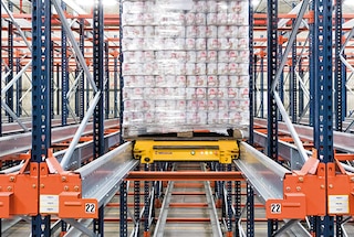 Kyvadlový vozík presunie paletu na najhlbšie voľné miesto