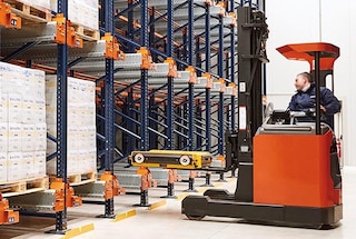 Vysokozdvižný vozík umiestni kyvadlový vozík pri vstupe do kanála