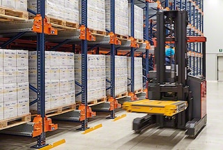 Pomocou vysokozdvižného vozíka operátor zdvihne kyvadlový vozík a presunie ho na priradený kanál