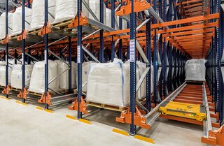 Pallet Shuttle môže pracovať v regáloch s hĺbkou viac ako 60 m