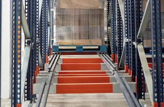 Súprava vozíkov a koľajníc je podopretá nosníkmi a je namontovaná s miernym sklonom