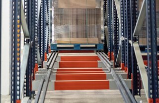 Súprava vozíkov a koľajníc je podopretá nosníkmi a je namontovaná s miernym sklonom