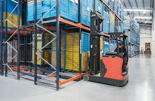 Výsuvné regály môžu skladovať iné typy jednotkových nákladov vrátane kovových kontajnerov