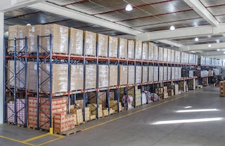 Je možné nainštalovať nižšie úrovne na skladovanie paliet na podlahe pod systémom push-back