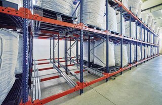 Palety sú uložené na súprave vozíkov, ktoré sa posúvajú po koľajniciach