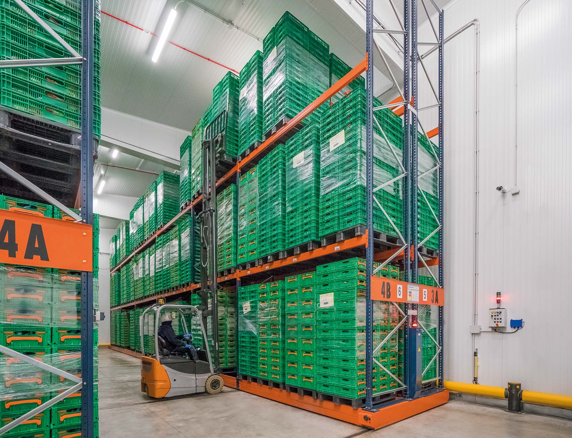 Tento pohyblivý skladovací systém je vhodný pre potravinársky sektor, kde zvykne byť málo paliet rovnakej referencie