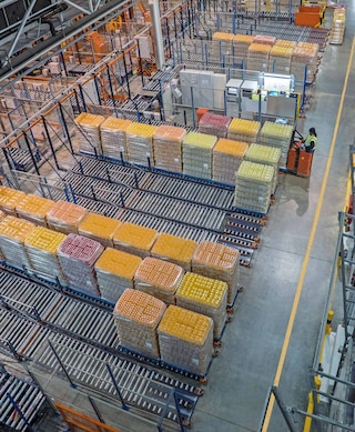 Spádové valčekové kanály na úrovni podlahy sú ideálnym riešením pre expedičné priestory