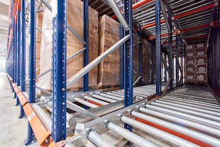 Palety sa vo vnútri kanála pohybujú gravitáciou