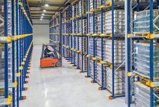 Hlavnou výhodou vjazdových regálov je optimalizácia priestoru Hlavnou výhodou vjazdových regálov je optimalizácia priestoru
