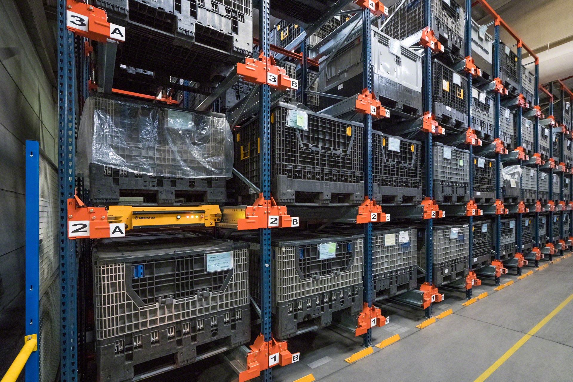 Elektrické vozíky môžu premiestňovať plastové kontajnery alebo iný druh manipulačných jednotiek